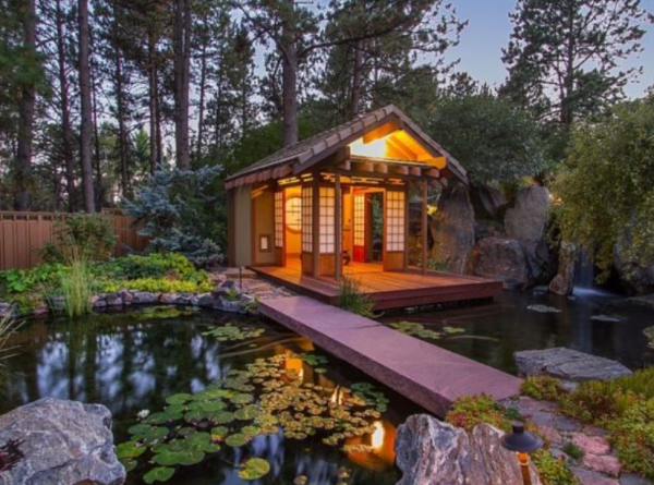 Rumah dengan Terasan Kayu dan Kolam Koi